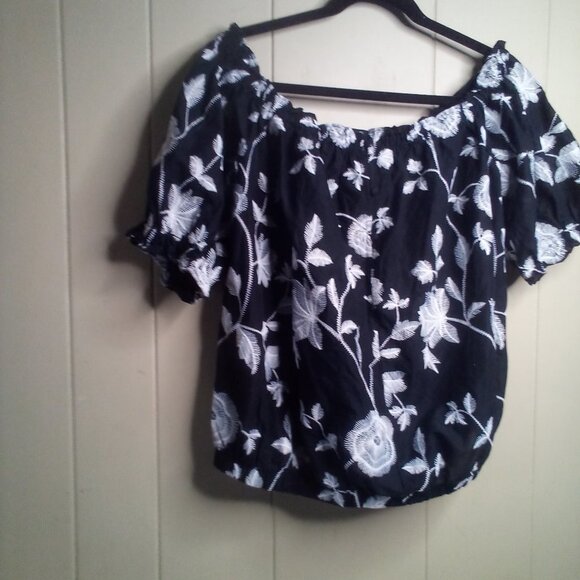 Who What Wear Blouse XXL Cropped Short Sleeve Black White Floral - Picture 6 of 13